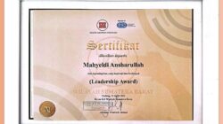 Gubernur Mahyeldi Menerima Penghargaan “Leadership Award” dari IAI Sumbar
