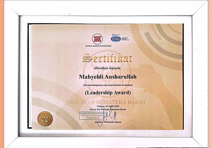 Gubernur Mahyeldi Menerima Penghargaan “Leadership Award” dari IAI Sumbar