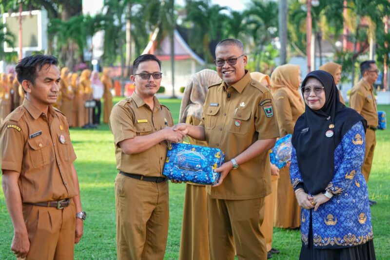 Pemprov Sumbar Lepas 108 ASN Calon Jemaah Haji, Sekda Tekankan Jaga Integritas dan Nama Baik Daerah