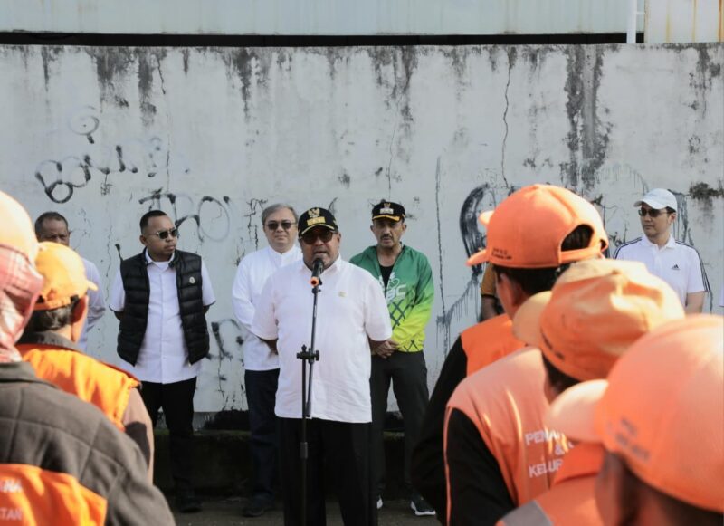 Wagub Rano Karno Terjun Ikut Kerja Bakti di Point Square Lebak Bulus