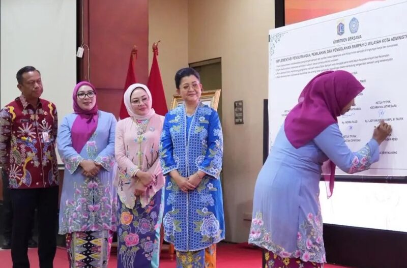 Wali Kota Jaktim bersama Tim Penggerak PKK Galakkan Program Pilah Sampah dari Sumbernya
