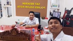 Ridwan Syafrullah dari pewarta media otonominews.id melakukan koordinasi bersama AKP Oon Kurnia Ilahi.