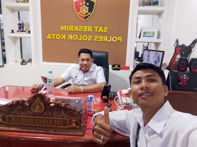 Ridwan Syafrullah dari pewarta media otonominews.id melakukan koordinasi bersama AKP Oon Kurnia Ilahi.