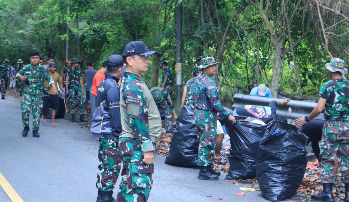 Laksanakan Instruksi Presiden, Prajurit Rindam XV/Patimura dan Warga Bersatu Lakukan Aksi Korve