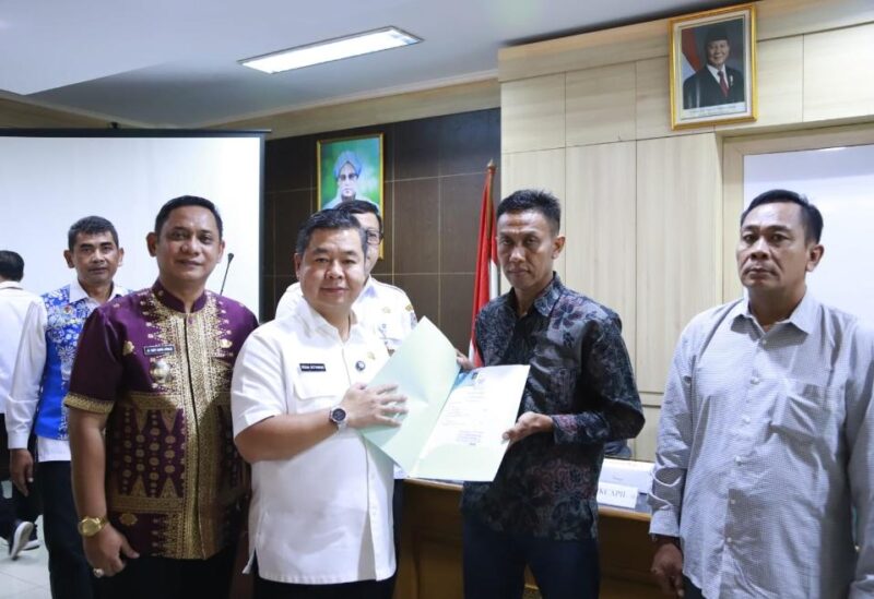 Negara Hadir, Dukcapil Serahkan Dokumen dan Santunan untuk Keluarga Korban Kecelakaan Kereta Bekasi