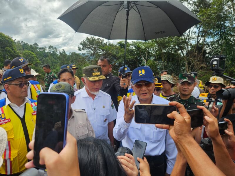 Gubernur Mahyeldi Dampingi Menteri PU Tinjau Normalisasi Batang Tompo dan Lokasi Sekolah Rakyat di Tanah Datar