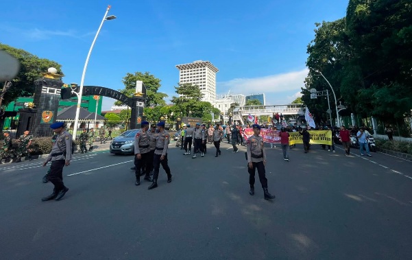 Aliansi PERISAI Tolak Indonesia Dikuasai Tentara! Demo Berantai di Puspom, Mabes AD, dan Istana