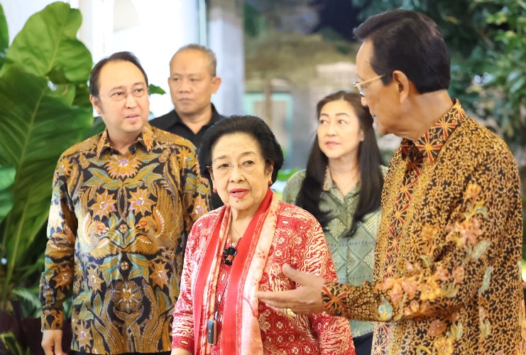Sri Sultan Jamu Wedang Semlo ke Megawati dan Rombongan