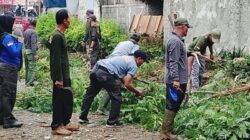 Saluran Air Mampet di Depan Rama Plaza, Staf Kelurahan Jatirahayu dan Linmas Bergerak Atasi Genangan Serta Rapikan Lingkungan