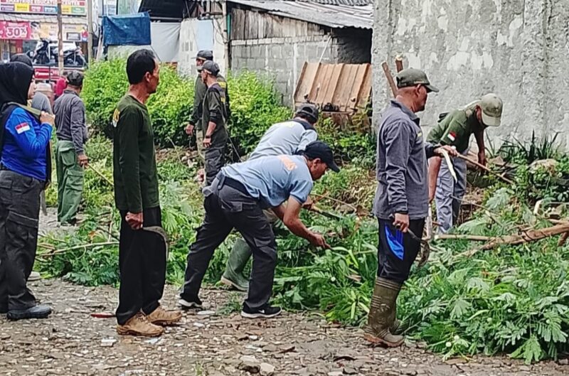 Saluran Air Mampet di Depan Rama Plaza, Staf Kelurahan Jatirahayu dan Linmas Bergerak Atasi Genangan Serta Rapikan Lingkungan