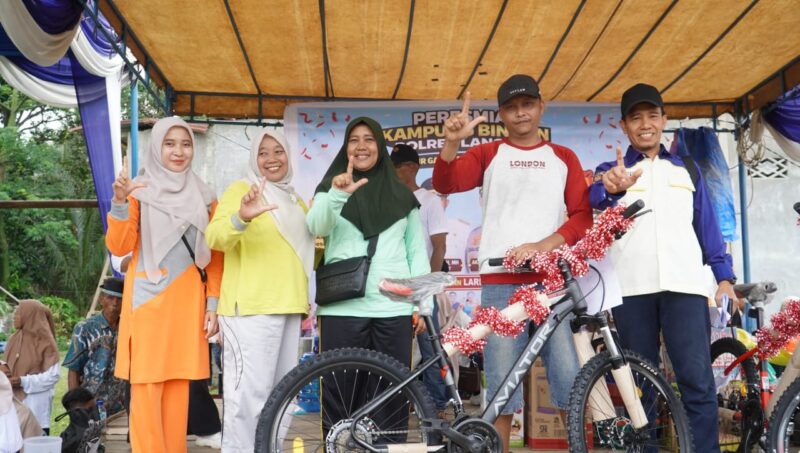 Ny. Endang Syah Afandin Sumbang Sepeda : Meriahkan Peresmian Kampung Binaan Polres Langkat